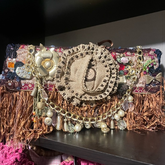 Beautiful unique clutch for a big statement in your outfit. - Picture 3 of 4